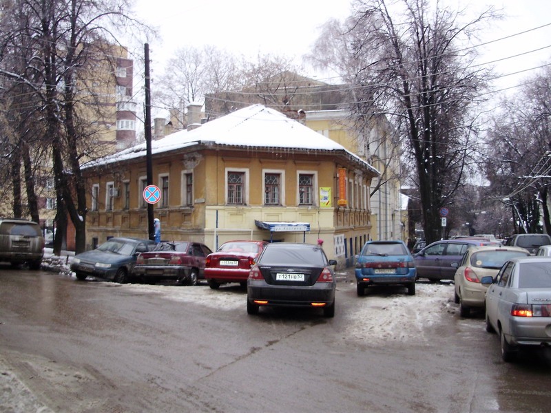 Typical buildings of "old Nizhny" on Kostina Street. Photo by Mbybl