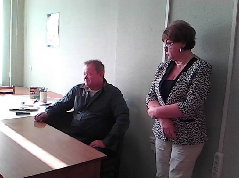 LDPR party member and member of DEC No. 30 Yakimov and DEC secretary Vavilycheva in the commission's premises