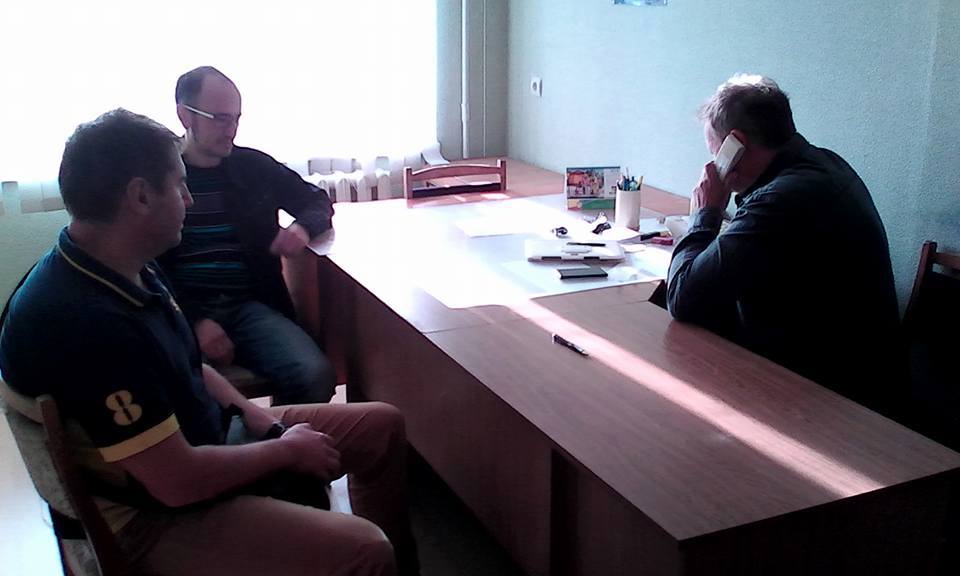 Yakimov answers questions from Mikhail Iosilevich and Pyotr Kuznetsov, the premises of District Election Commission No. 30