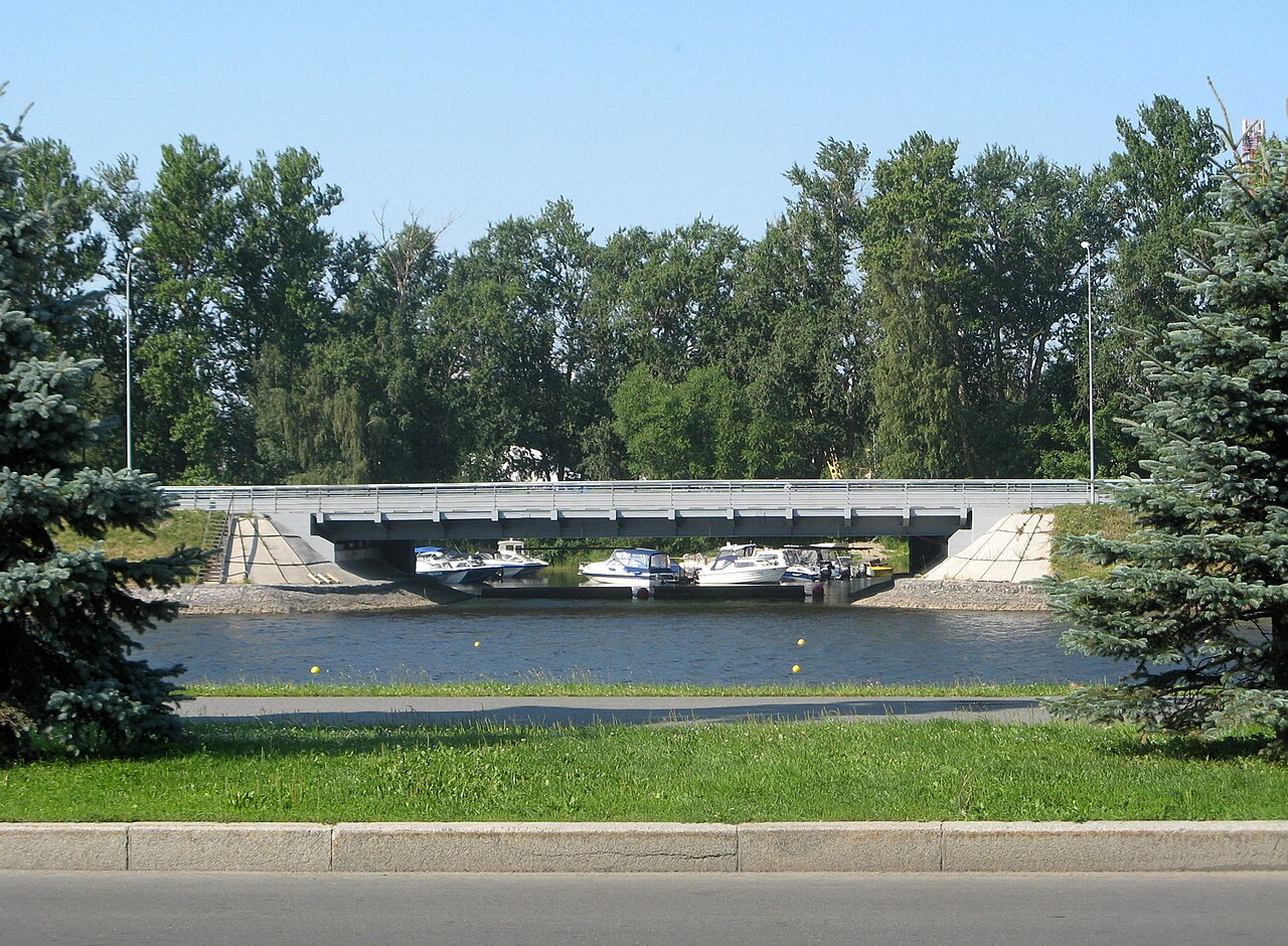 Grebnoy Canal Embankment, bridge over the canal