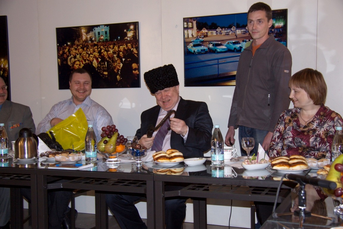 Ceremonial presentation of a papakha and a whip to Valery Shantsev by blogger T. Sharafutdinov. Nizhny Novgorod Arsenal , 28 February 2012