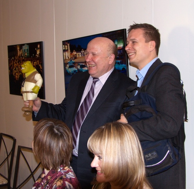 Posing with Antidot, who presented a Shrek figurine. The fourth meeting with bloggers at the Nizhny Novgorod Arsenal