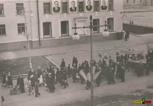 A demonstration in Arzamas-16, 1970s. The festive procession past what is now the Druzhba ("Friendship") store