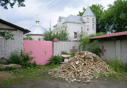 Bolshaya Elnya , the "Resurrecting Rus" cloister. Somewhere here is the entrance to hell