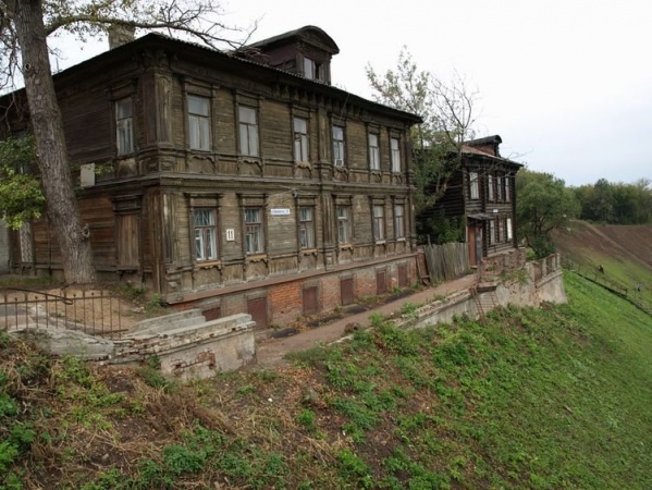 A modern building on the edge of Bolshie Ovragi, 2000s