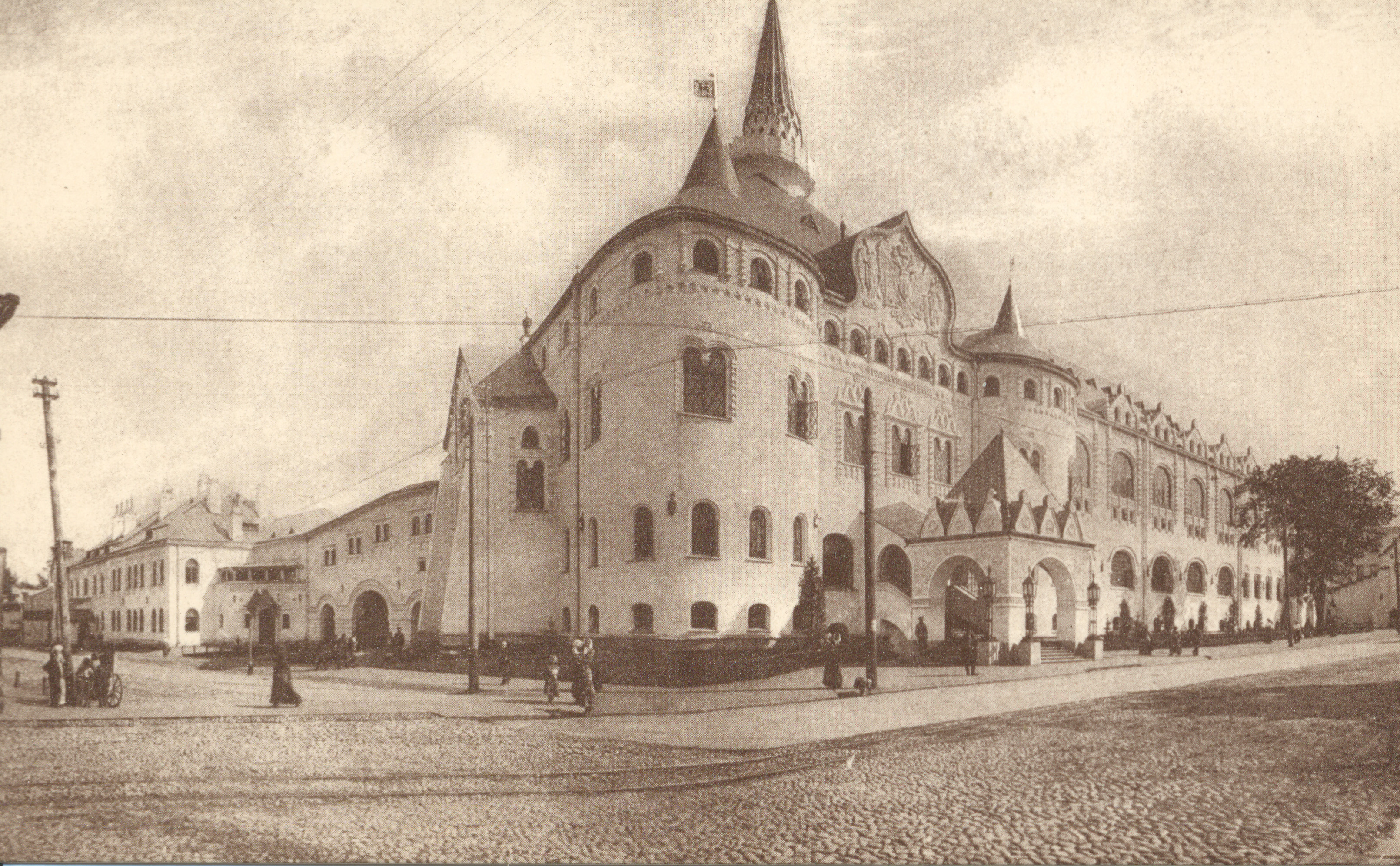 The cobbled roadway towards Osharskaya Square and Chorny Prud