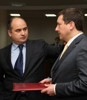 "Two Olegs". Photo [ http://novayagazeta-nn.ru/2011/175/dva-olega-v-odnoi-berloge.html ]