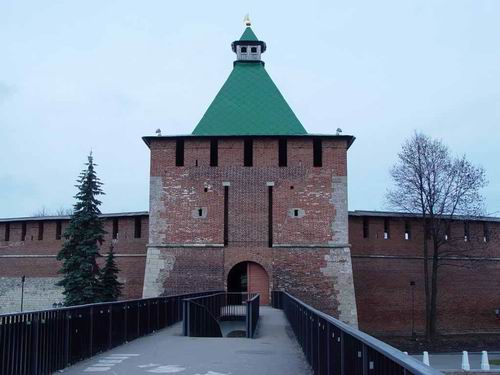 Entrance to the Kremlin via the pedestrian bridge over Zelensky Descent