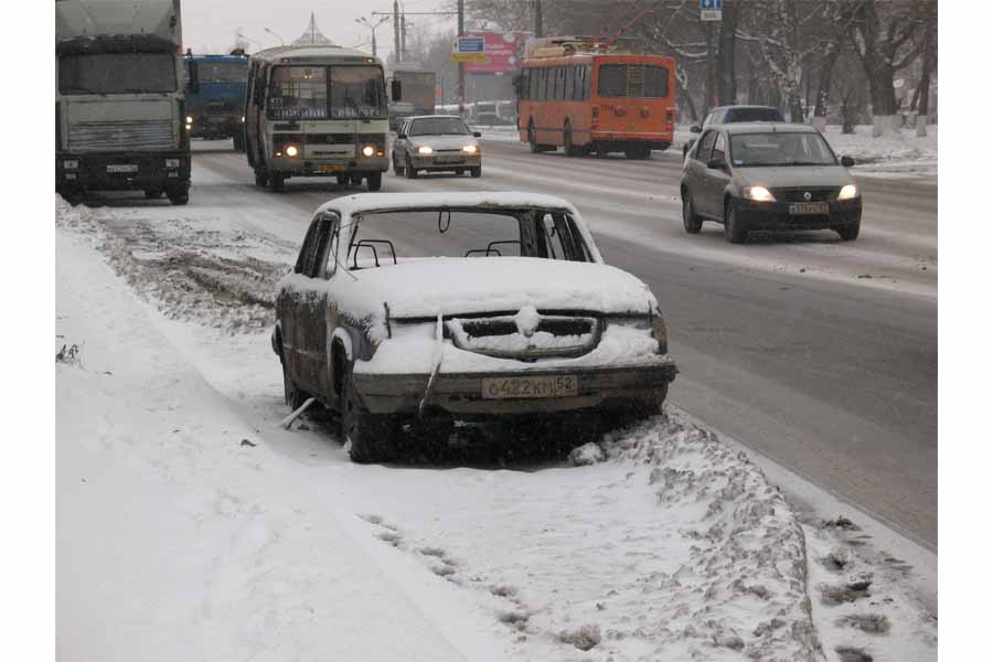GAZ-brand automobiles remain in demand. A stolen and abandoned Volga (car) on Gagarin Avenue , at the " Sakharova Museum " stop