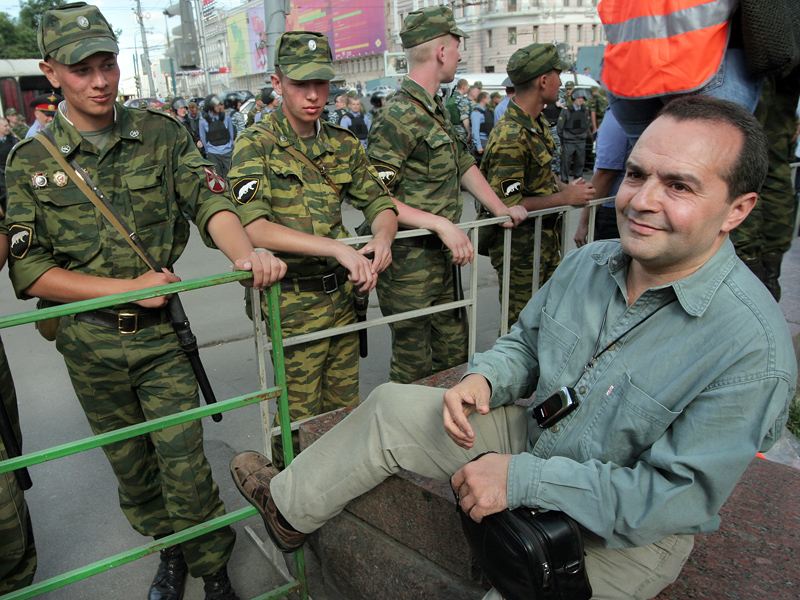 Viktor Shenderovich without a beard, and the internal troops