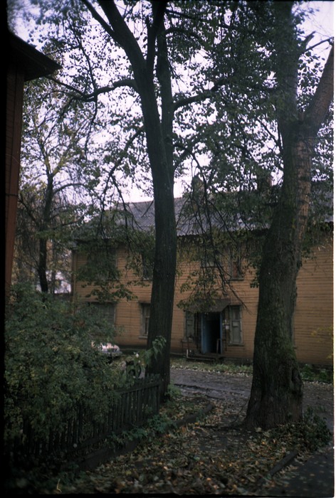 A characteristic example of non-historic buildings. Communal two-storey barracks from the late 1940s - early 1950s for workers of the Lenin Plant . Geroya Eliseyeva Street, 2009, L