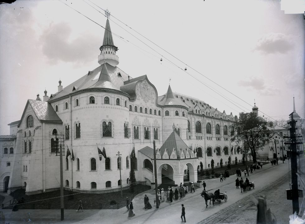 The building complex at the time of Emperor Nicholas II's visit. An apartment building is visible behind the tower