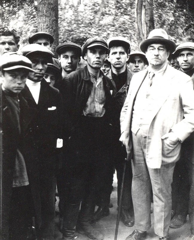 People's Commissar of Education A.V. Lunacharsky among the working youth of Bogorodsk . A sports and recreation center was later built on this spot