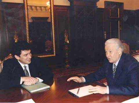 The Governor receives First President Yeltsin in Nizhny Novgorod . Early 1990s