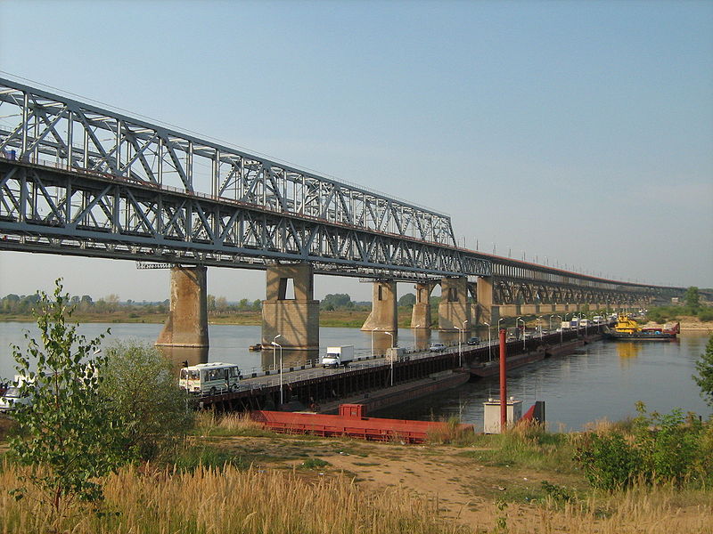 Borskiy Bridge and an additional pontoon crossing — a floating automobile bridge manufactured at the Bor enterprise OAO "Nizhny Novgorod Teplokhed Plant". View from the Nizhny Novg