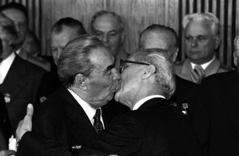A kiss with E. Honecker, photographic chronicle