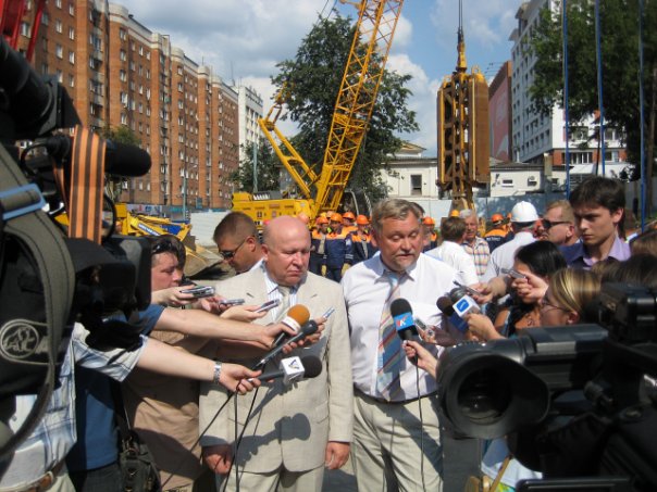 Vadim Bulavinov and Valery Shantsev at the construction site of the Gorkovskaya metro station