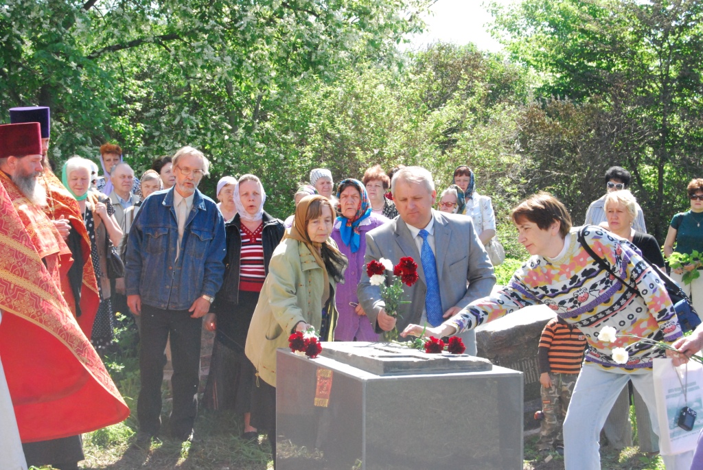 Laying flowers on the memorial slab of A.V. Demidov, 24 May 2011