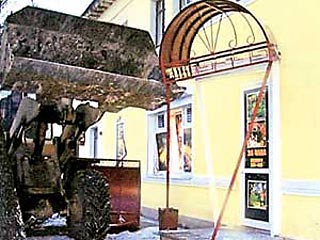On Dvizhentsev Street everything is ready for the demolition of the famous canopy