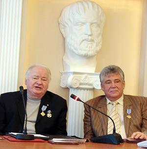 In the presidium . Professor of the Department of Criminal Procedure at the Nizhny Novgorod Academy of the Ministry of Internal Affairs of Russia, Valentin Tomin (left), and Genera