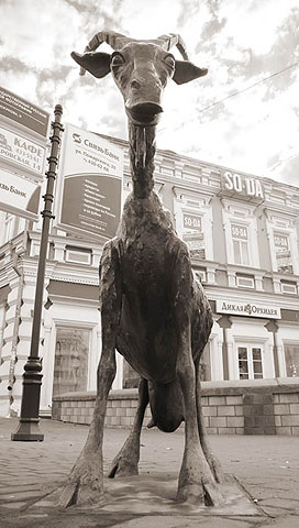 Monument to the Merry Goat, view toward the "Dikaya Orkhideya" (Wild Orchid) store. Of course, this sculpture on B. Pokrovskaya is not a model for the Coat of Arms of Nizhny Novgor