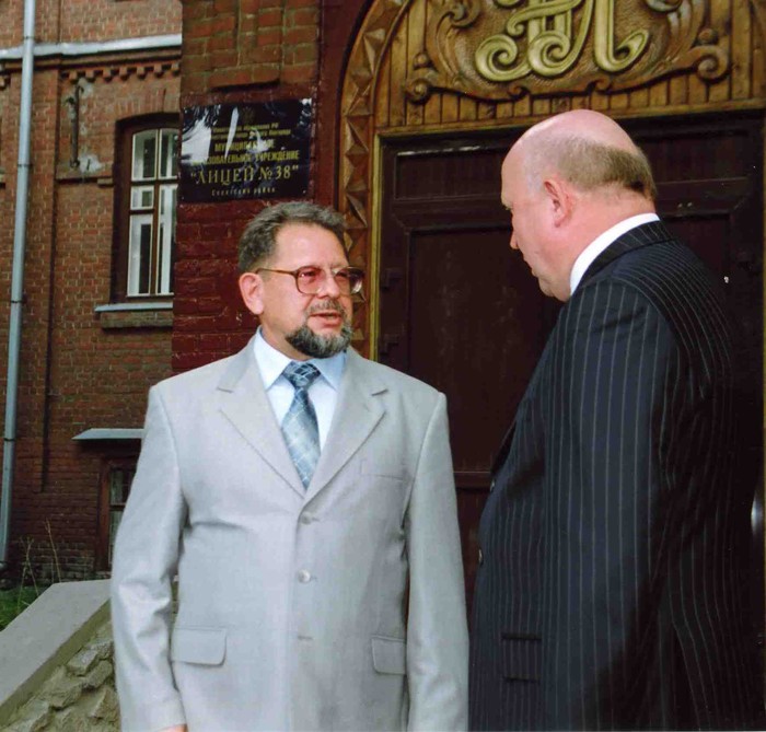 Lyceum Director V.K. Smirnov and Governor Valery Shantsev at the entrance to the institution