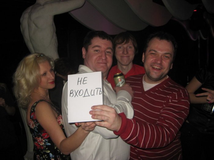 Mikhail Iosilevich and Ilya Osipov surrounded by NN.RU forum members