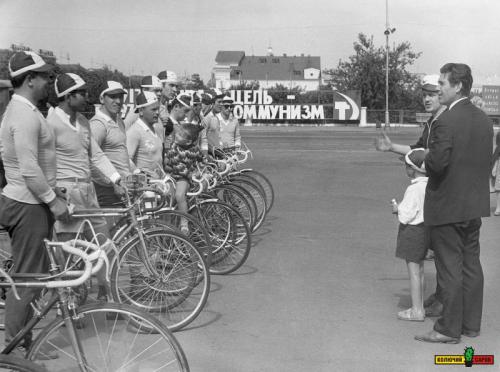 Residents of Arzamas-16 at a sports competition during the Stagnation era. "The Goal Is Communism."