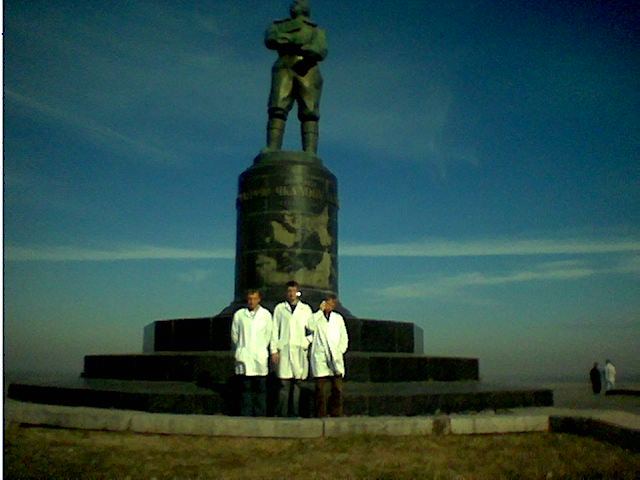 Future medical students from Nizhny Novgorod pose in front of the HPV building
