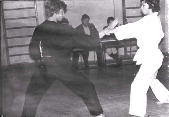 An examination in the lower hall of the "Budokan." Unfortunately there is no date; the assumption is that this was 1978. The examiner (bearded — Chastukhin). On the left, an uniden