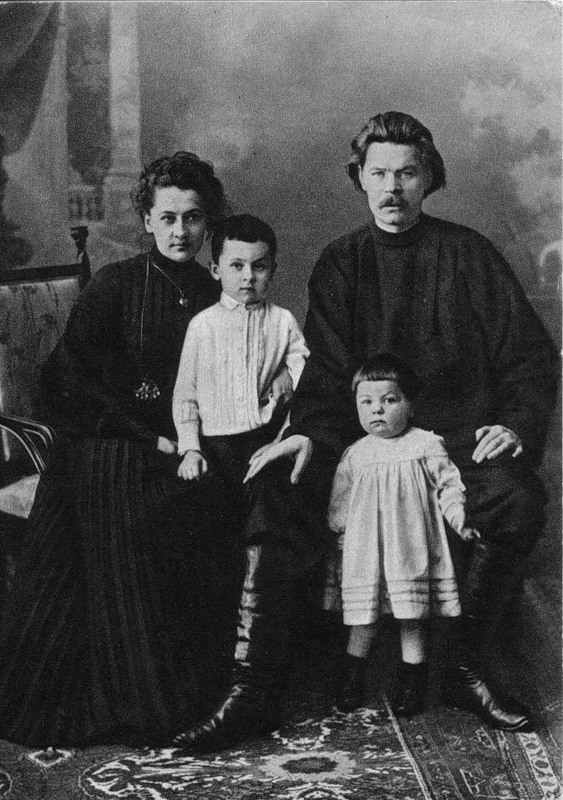 M. Gorky with his family. Left to right: E. P. Peshkova, Maxim Peshkov, M. Gorky, Katyusha Peshkova. Nizhny Novgorod. 1903
