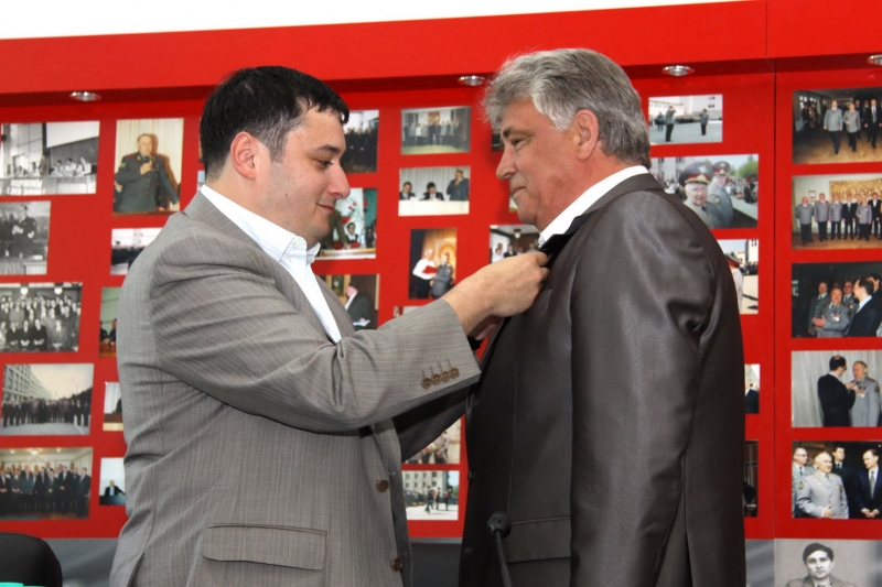 Alexander Khinshtein and Vyacheslav Kanygin (right). Presentation of the "Patriot of Russia" medal
