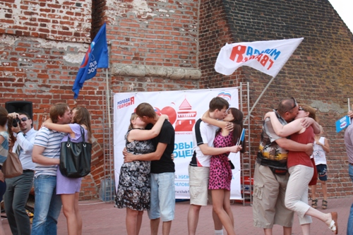 A project of the Nizhny Novgorod branch of MGER: " The Largest Mass Kiss ". Rehearsal for the kiss intended to set a world record on City Day , September 12, 2010