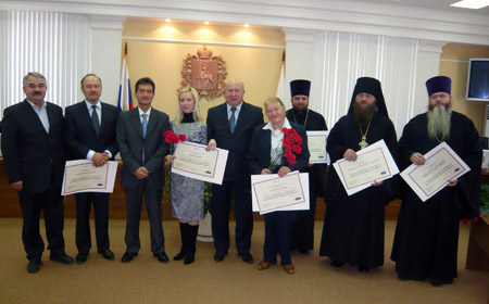The competition organizing committee presents an honorary certificate to Governor Valery Shantsev
