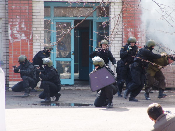 Nizhny Novgorod OMON actions during a building assault