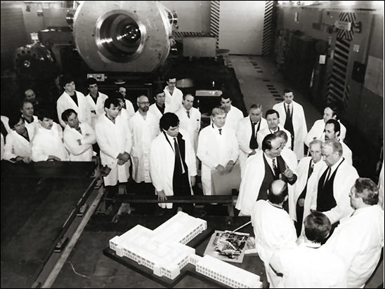 President of the Russian Federation B.N. Yeltsin and Governor of Nizhny Novgorod Region Nemtsov in a laboratory of the RFNC-VNIIEF. (Minatom archive)