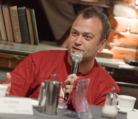Илья Осипов на литературной встрече в арт-кафе «Безухов», июнь 2010 года