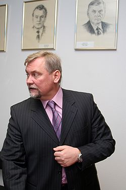 Former Mayor of Nizhny Novgorod Bulavinov surrounded by portraits of previous mayors: Sklyarov Ivan Petrovich and Yury Lebedev