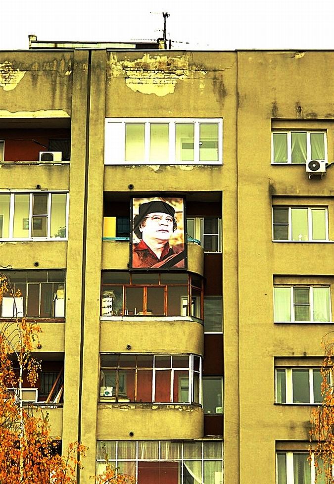 Портрет вождя ливийской джамахирии, появившийся после его гибели на балконе многоквартирного дома по улице Веденяпина