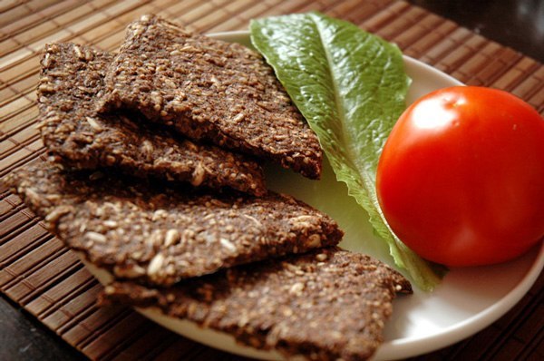 Raw whole-grain crispbread