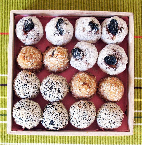 Sweet Indian balls made from gram flour and ghee, with dried fruit