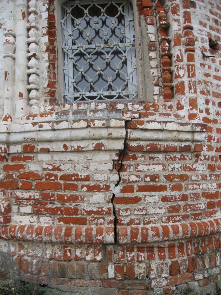 The Kazan Church in Khmelevka. Cracks on the altar wall. Photograph of 4 November 2010