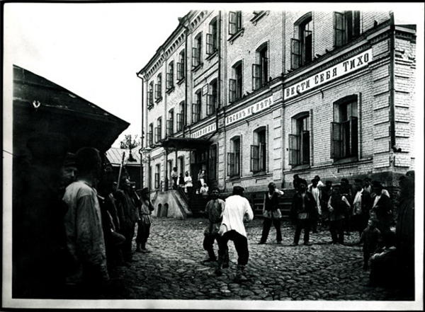 A fistfight outside Bugrov's flophouse. Photo by Maxim Dmitriev