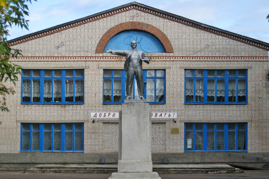 Lenin and the community center