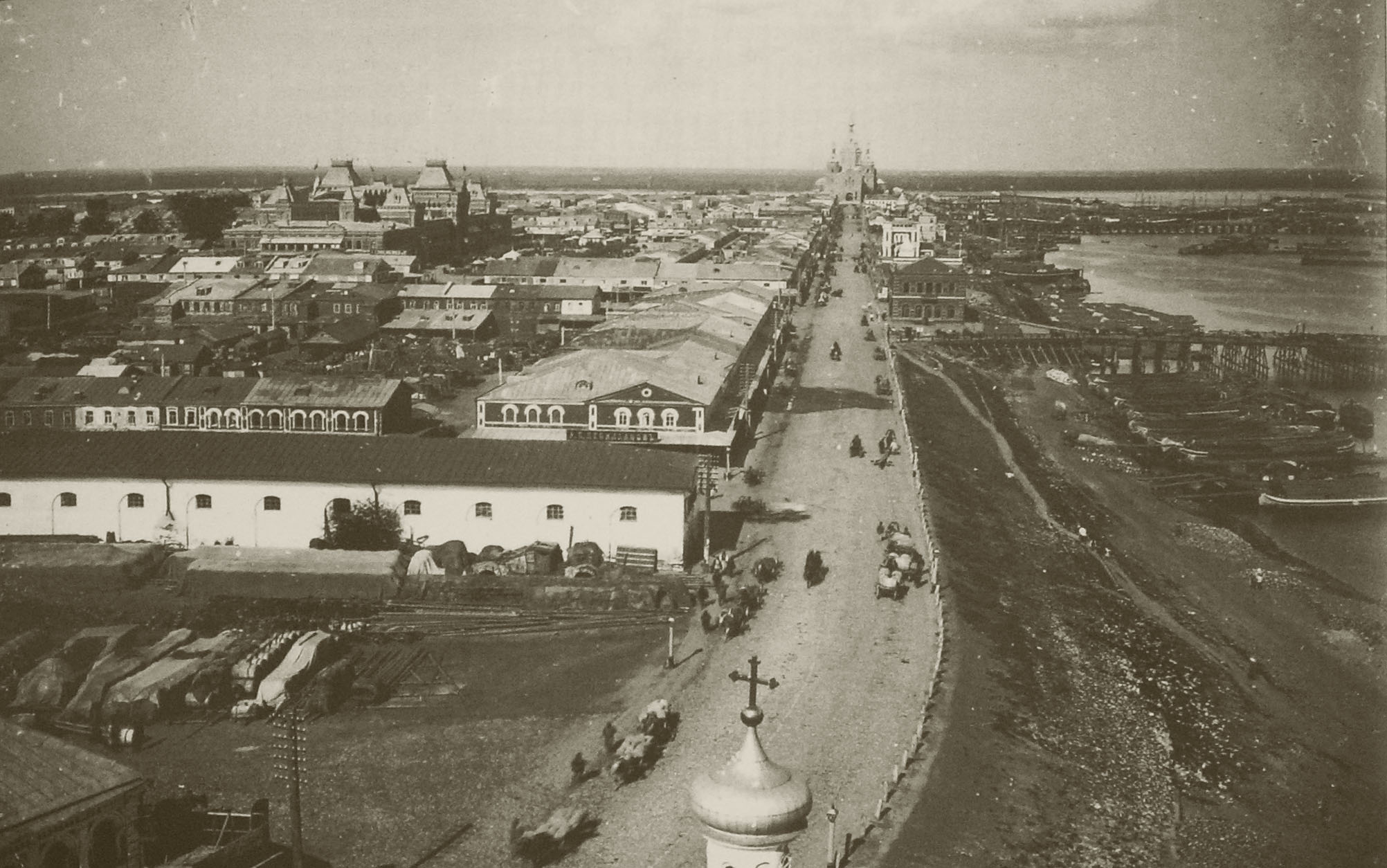 Strelitsa , the Lenin Square area, 19th century. In the distance, Aleksandra Nevskogo Cathedral is visible