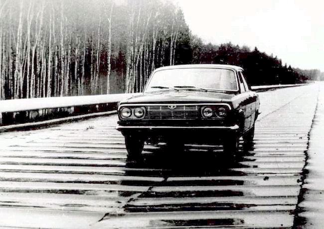 One of the rare photographs of a running prototype of the GAZ M-24. 1966–67