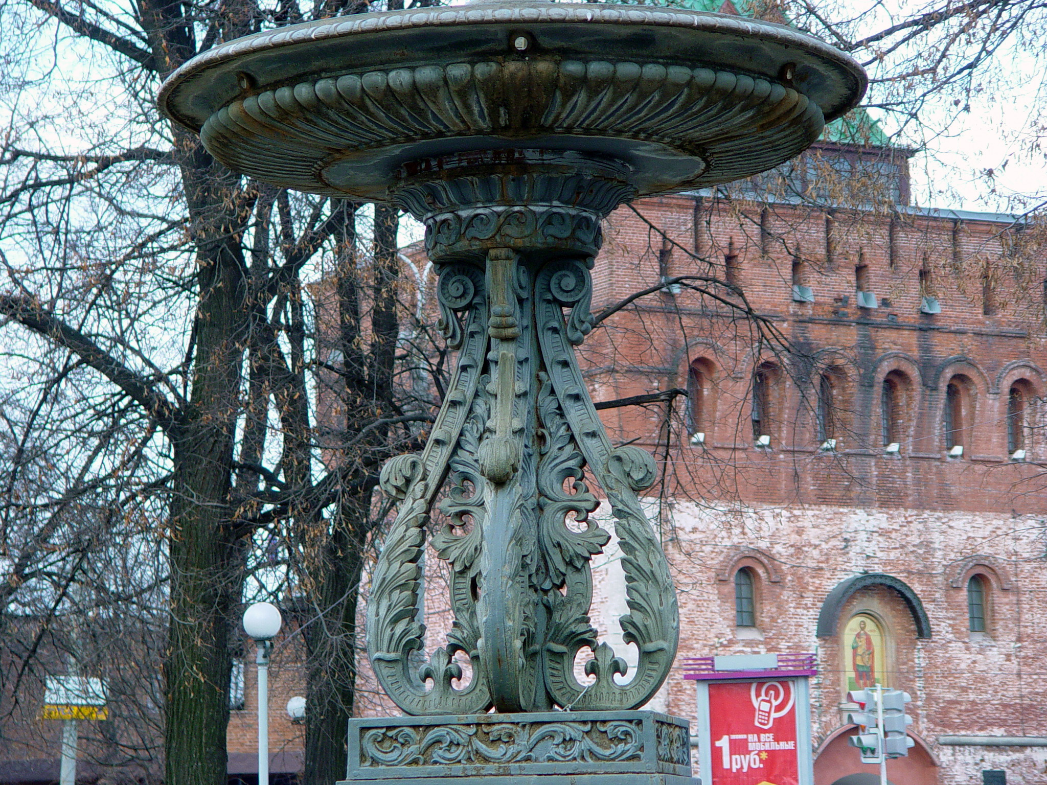 the fountain on Minin Square and Pozharsky Square