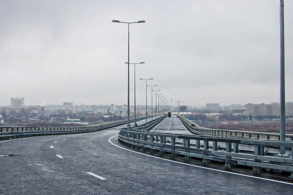 Автомобильная часть Метромоста, вид со стороны элеватора