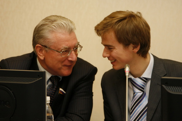 Vladimir Yakuba, chairman of the 1st Youth Parliament, and Viktor Lunin, chairman of the main Parliament of NN Region (left)