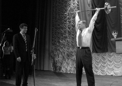 Bulavinov's first inauguration. Nemtsov presents a barbell. Photo by S. Dresvyannikov